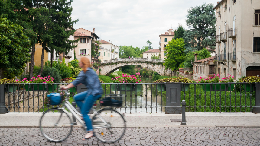 Vicenza donna in bicicletta