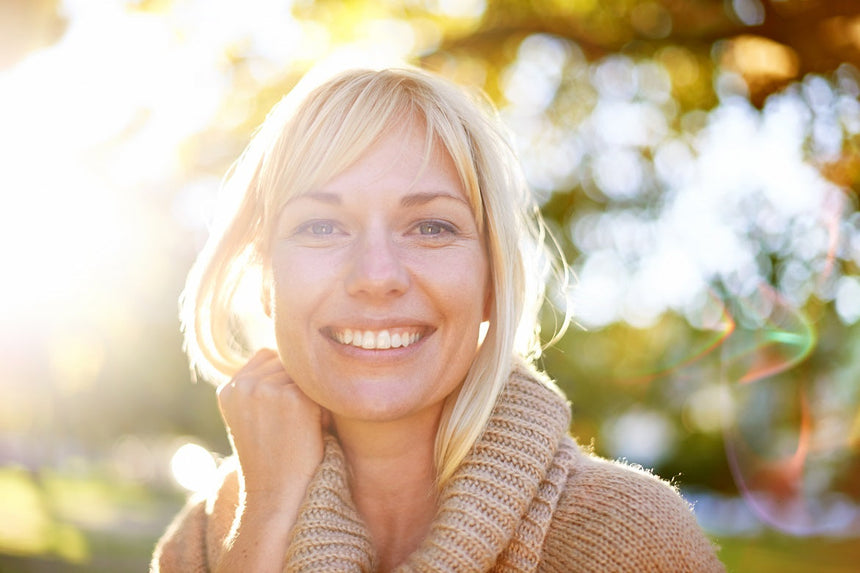 Ragazza bionda sorridente con maglione