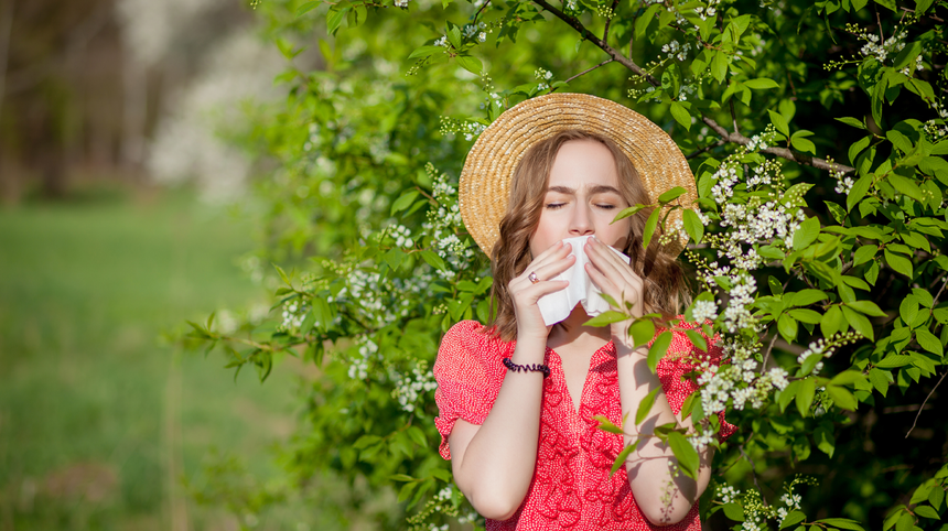 ragazza con congiuntivite allergica