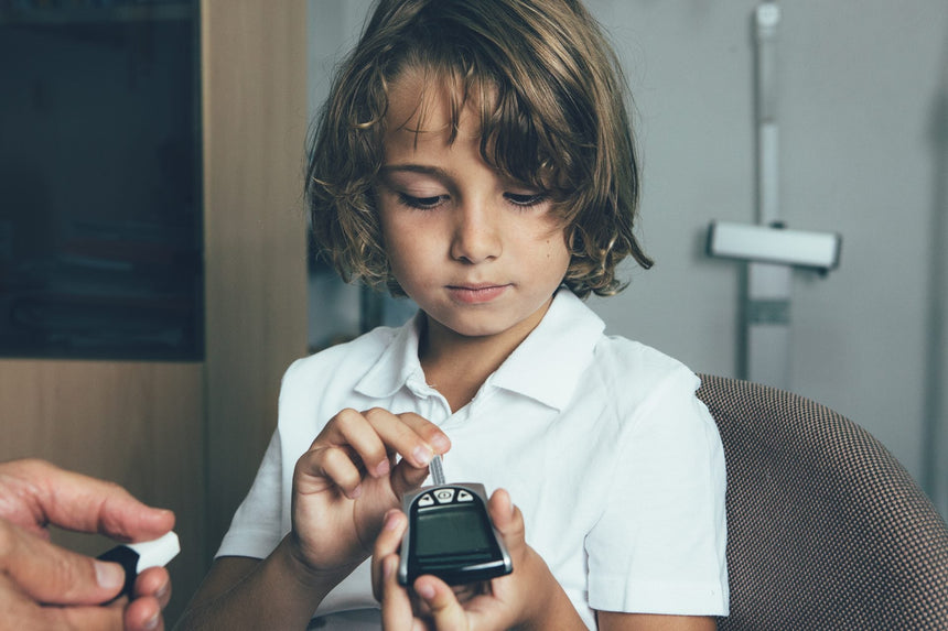 diabete infantile: bambino che misura la glicemia