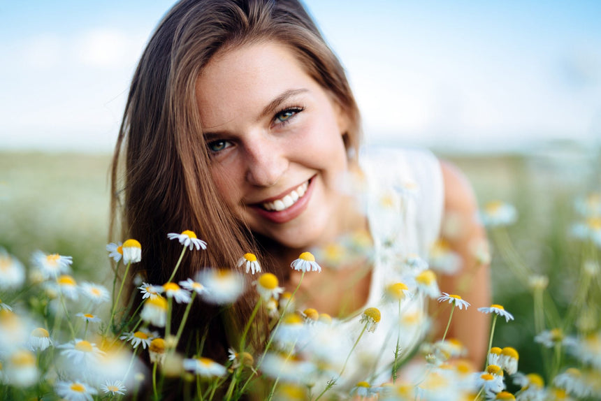 ragazza in mezzo a fiori