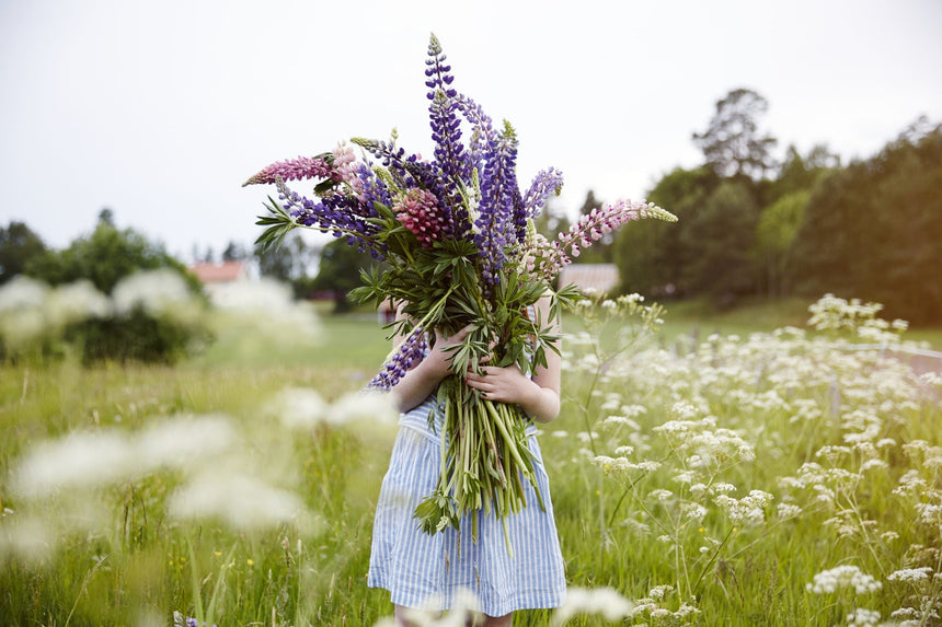 ragazza con mazzo di fiori, allergia primaverile