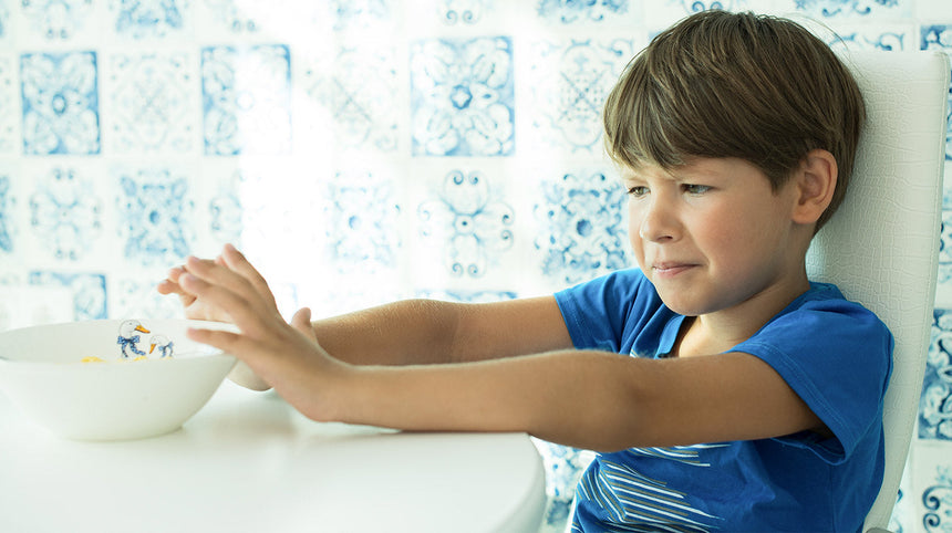 bambino che sposta il piatto