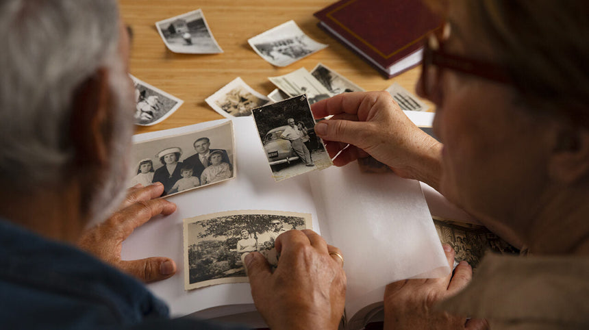 Due anziani guardano delle foto