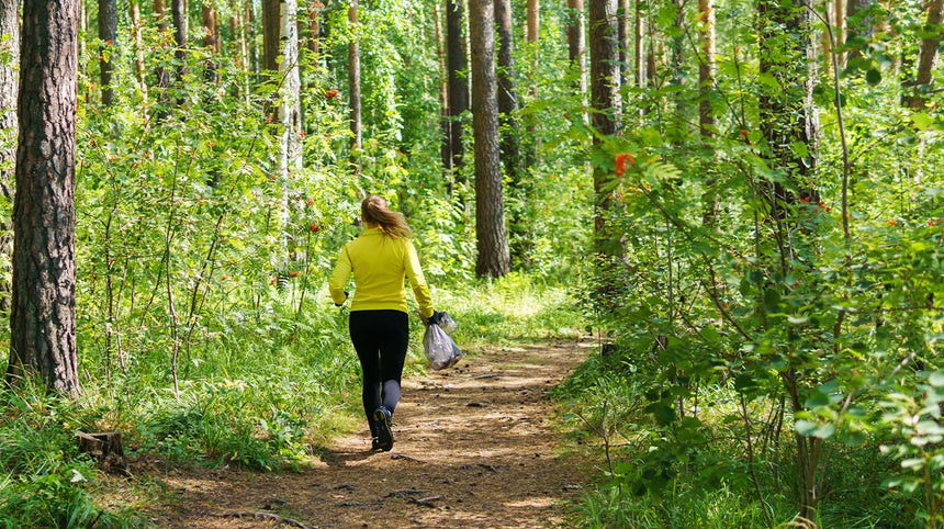 donna che pratica plogging