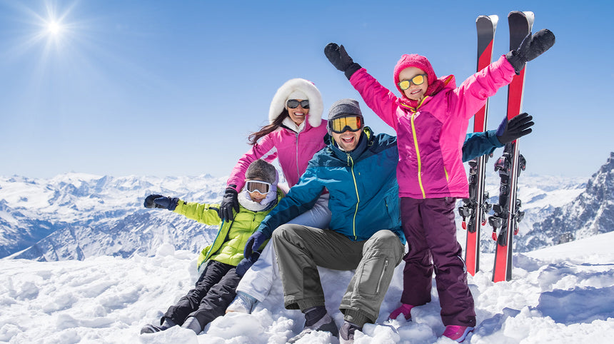 famiglia vestita da sci sulla neve