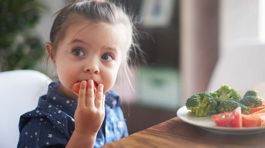 bambina che mangia