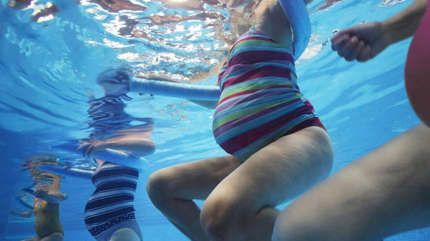 donne incinta che fanno ginnastica in acqua