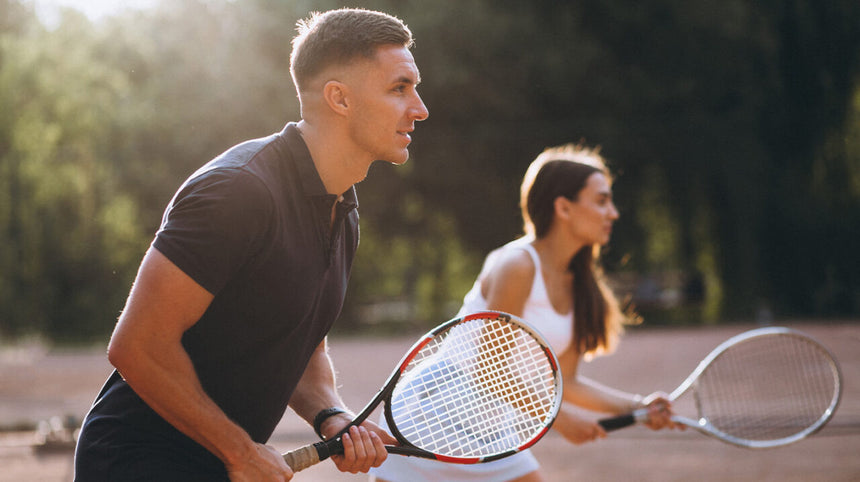 Uomo e donna che giocano a tennis