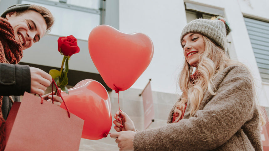 Coppia con palloncini a forma di cuore