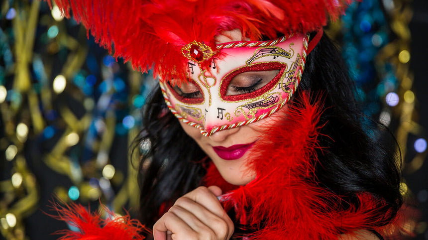 Donna con maschera di carnevale