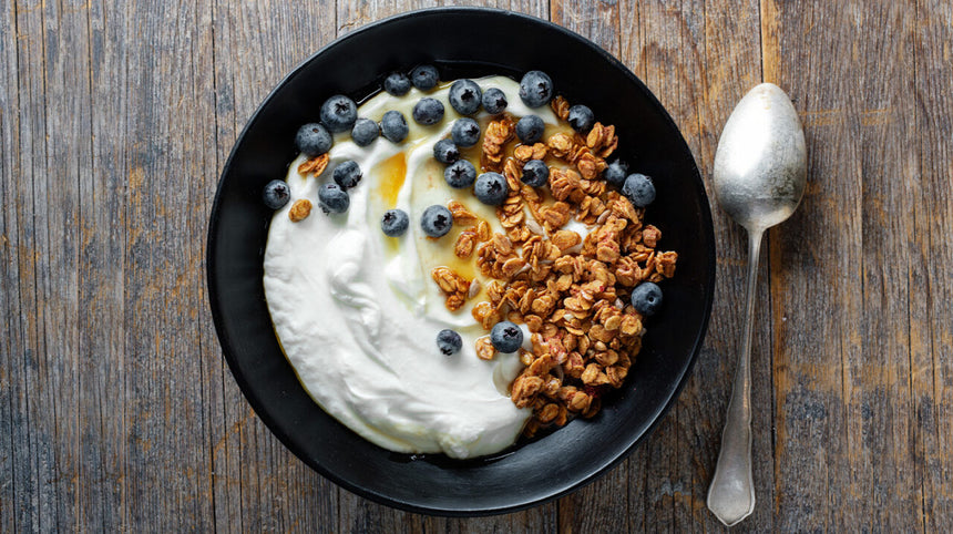 Ciotola di skyr con mirtilli e cereali