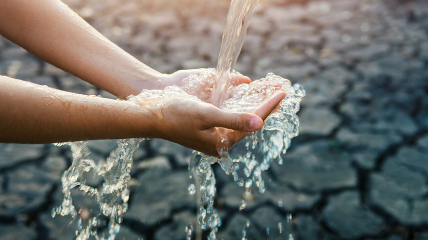 Persona che si sciacqua le mani a una fontana