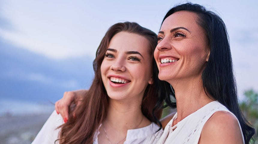 Mamma e figlia abbracciate