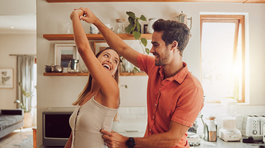 Coppia che balla divertendosi in cucina