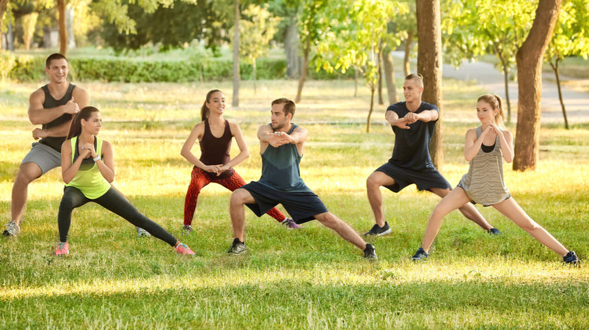 Persone che fanno ginnastica al parco