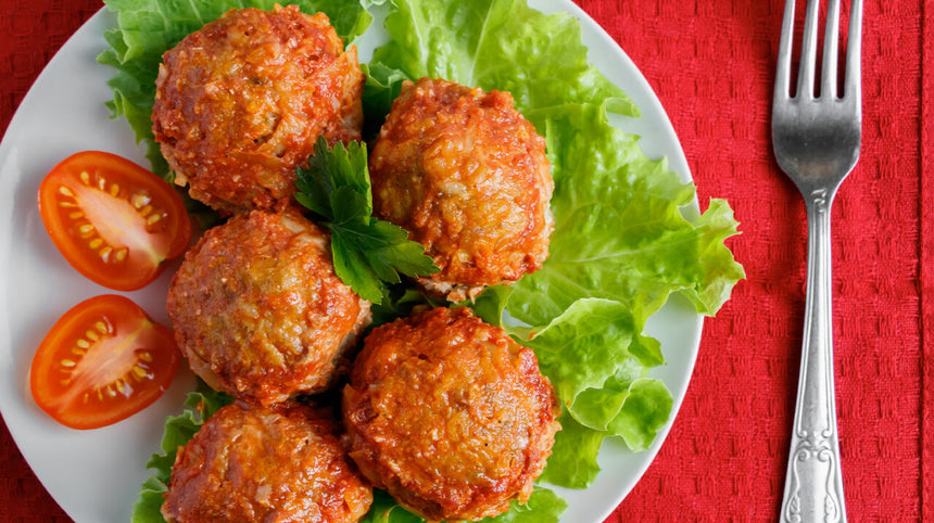 Piatto di polpette, pomodorini e insalata