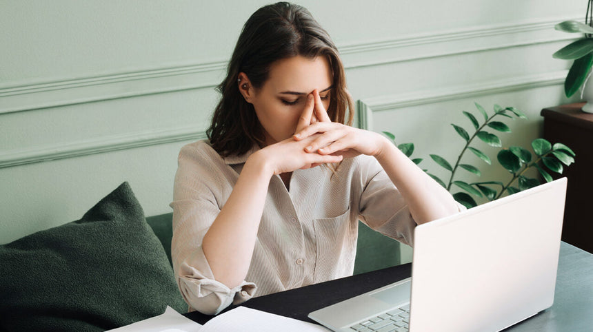 Ragazza stanca alla scrivania