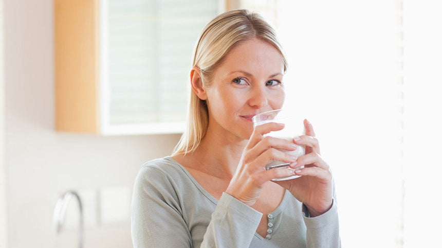 Donna che beve una bevanda sana al mattino