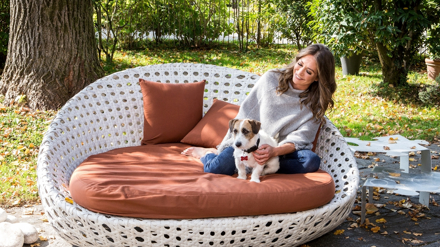 Tessa Gelisio seduta in giardino con il suo cane