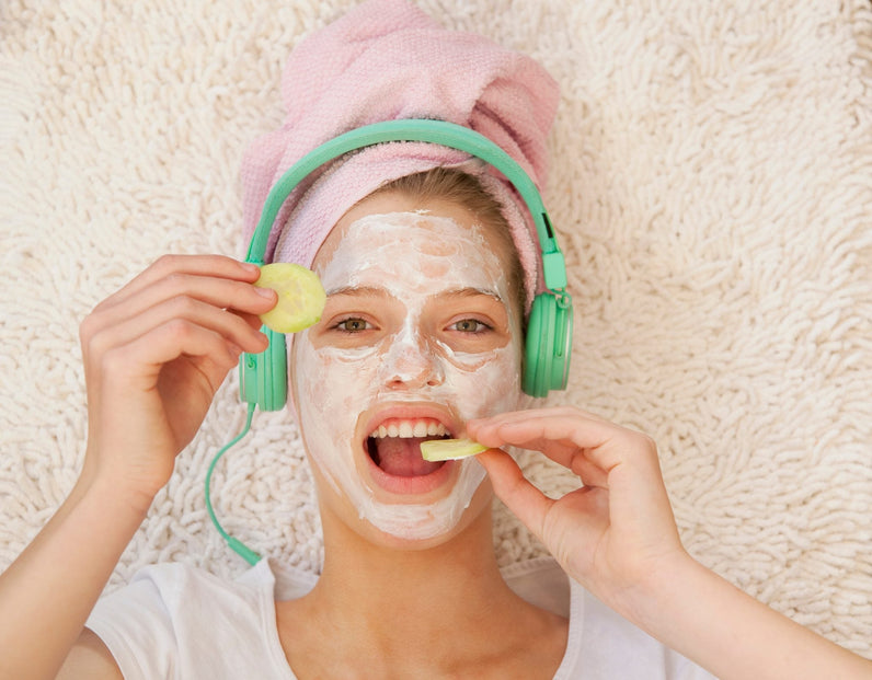 ragazza con maschera viso