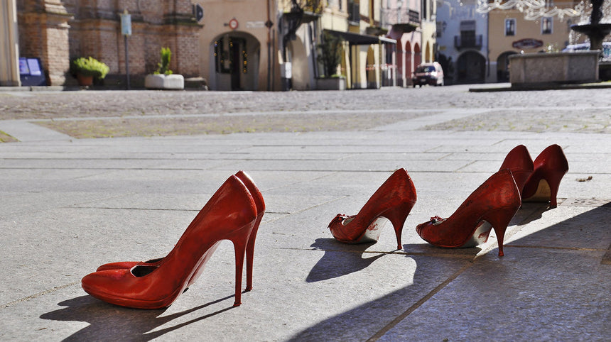 scarpe rosse in piazza per una manifestazione contro la violenza sulle donne