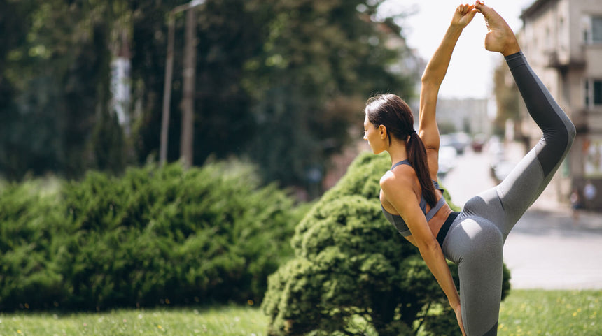 ragazza che fa yoga