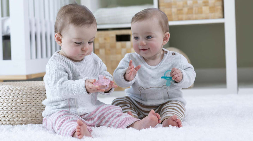 bambini che giocano con il ciuccio