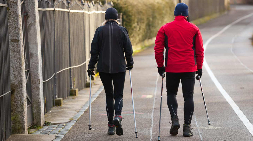 coppia che fa trekking urbano