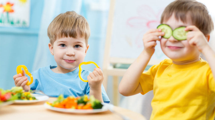 due bambini scelgono e giocano con alimenti nutrienti e salutari