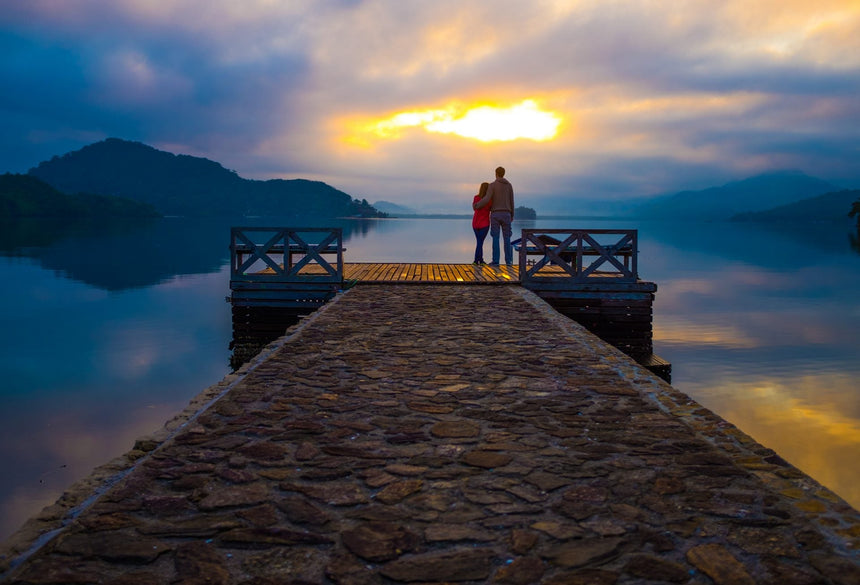 coppia su un pontile al tramonto