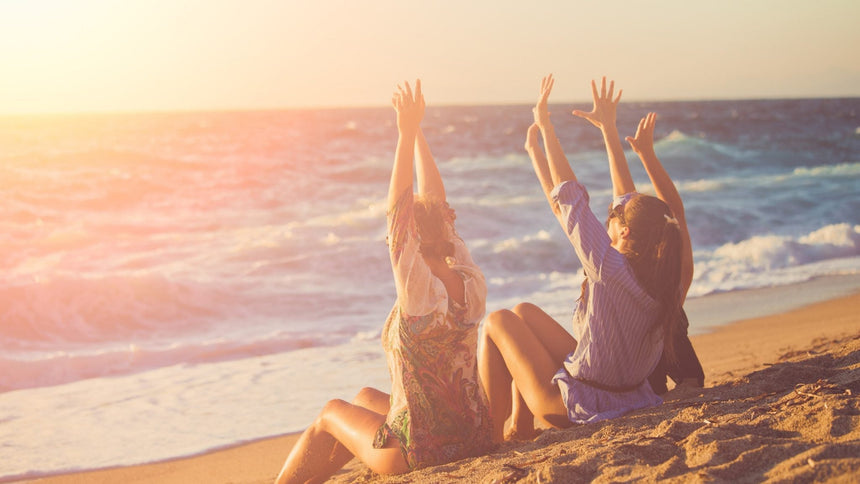 Tre ragazze felici di fronte al mare